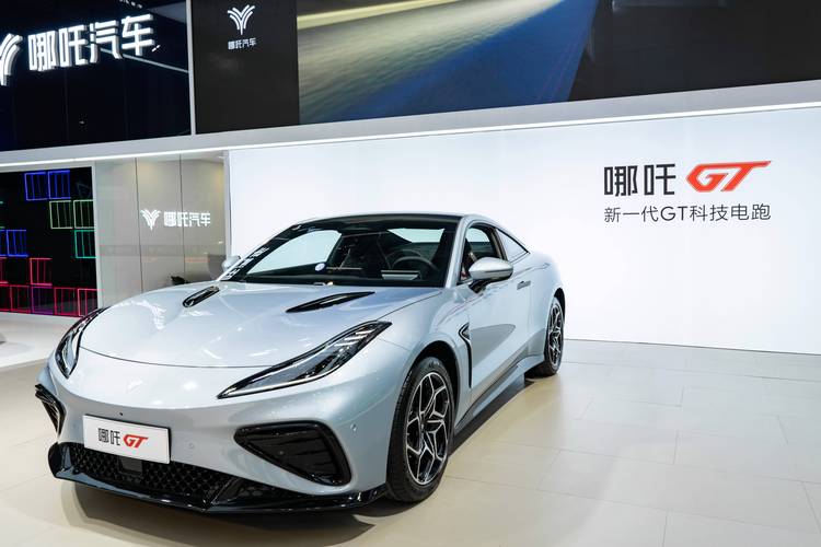 佛山279哪吒汽车在智能汽车领域的表现，领途汽车在新能源汽车市场中的影响力